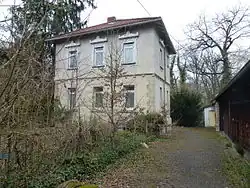 Vorderfront, links vorn: ehemaliger Garten des Aufsehers.