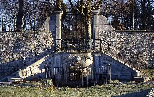 Durchgang mit Brunnen