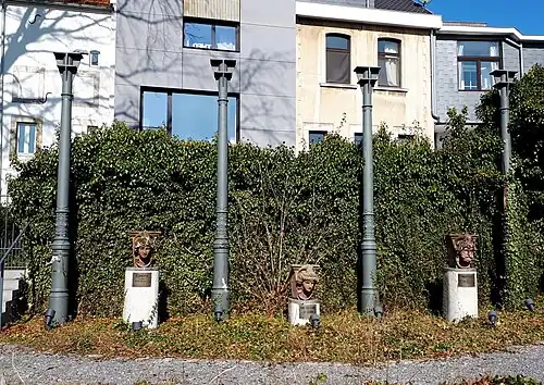 Säulen und mythologische Skulpturen