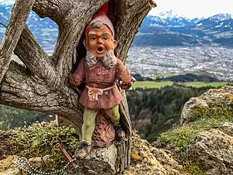 Der Gartenzwerg auf der Spitze der Nadel