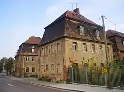 Die beiden Torhäuser des Gutes im Jahre 2006 vor …