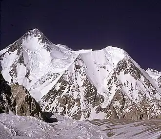 Die Südwestseite des Hidden Peak, rechts der Südgipfel