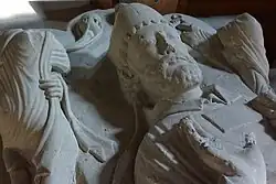 Liegefigur eines Bischofs oder Abtes