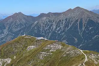 Tennkogel (Mitte, rundlich) zwischen Laderdinger Gamskarspitz (links) und Gamskarkogel (rechts)