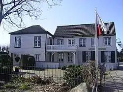 Der Gebäudekom­plex ist unter der Elb­chaussee mit der zugehörigen Wein­wirtschaft Kleines Jacob durch einen Tunnel verbunden.