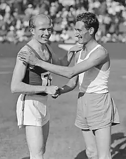 Vizeeuropameister Wim Slijkhuis (rechts) – hier zusammen mit Gaston Reiff, dem Führenden der Europa-Jahresbestenliste 1946, der in diesem Rennen Sechster&nbsp;wurde