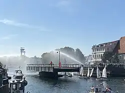 Geöffnete Bahnhofsbrücke in Warnemünde