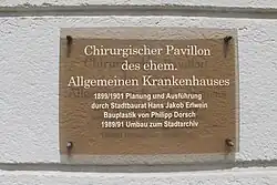 Infotafel am Stadtarchiv Bamberg mit Text zum chirurgischen Pavillon des ehemaligen Allgemeinen Krankenhauses: Planung 1899/1901 durch Hans Jakob Erlwein, Bauplastik von Philipp Dorsch, Umbau 1989/91 zum Stadtarchiv