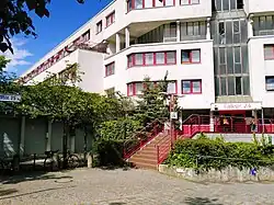 Das Bild zeigt den Eingangsbereich der Falkstraße 24 im Rollberg-Kiez.