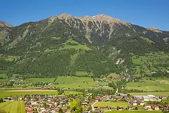 Blick von Anger auf die Gipfel des Rauchkogels (links) und des Gamskarkogels (rechts)
