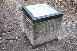 Sockel der Informationstafel Kreuzung, Foto von 2023