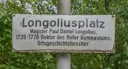 Das Foto zeigt eine Infotafel zum Longoliusplatz: Magister Paul Daniels Longolius, 1735–1778 Rektor des Hofer Gymnasiums, Ortsgeschichtsforscher