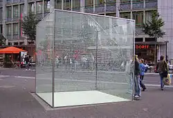 Gedenkskulptur Glaskubus vor P&nbsp;2