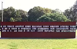 Das Fenster des Gedenkens in der Gedenkstätte Berliner Mauer zeigt Fotos der Mauertoten