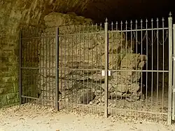 Eisenbetonmauer am Tunneleingang gegen Tieffliegerangriffe