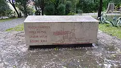 Gedenkstein-Rückseite mit den Namen der Hingerichteten und einem Relief der „SMS St. Georg“.