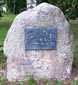 Gedenkstein der Finnenhaussiedlung, die 1958–1961 errichtet wurde