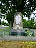 Denkmal für die Gefallenen des Ersten Weltkriegs, ergänzt um eine Gedenktafel für die Gefallenen des Zweiten Weltkriegs. Vormals im Ort bestattete Kriegstote wurden nach Spremberg in die Deutsche Kriegsgräberstätte auf dem Georgenberg umgebettet.