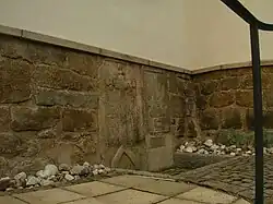 Gedenkplatte für Ritter Hieronymus Stöckel an der Außenfassade der Ortspfarrkirche (Aufgang Brennstrasse, links)