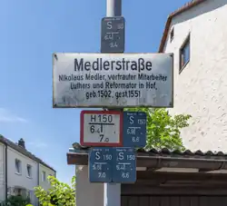 Tafel mit folgender Aufschrift: Medlerstraße - Nikolaus Medler, vertrauter Mitarbeiter Luthers und Reformator in Hof, geboren 1502, gestorben 1551