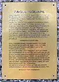Gedenktafel am Sockel der Adlerkopfstatue auf dem Eagle Square, Platz der Luftbrücke&nbsp;5