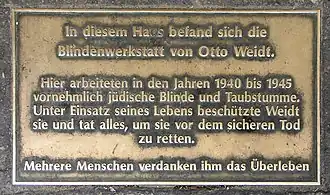 Gedenktafel im Boden der Hofeinfahrt am Haus Rosenthaler Straße&nbsp;39