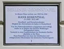 Berliner Gedenktafel, die an Hans Rosenthal erinnert. Die rechteckige Tafel ist an einer Wand angebracht und hat einen blauen Rahmen. Darauf ist in weißer Schrift folgender Text zu lesen: BERLINER GEDENKTAFEL In diesem Haus wohnte von 1925 bis 1941 HANS ROSENTHAL 2.4.1925 – 10.2.1987 Rundfunk- und Fernsehmoderator Mitglied des Zentralrates der Juden in Deutschland Von den Nationalsozialisten ausgegrenzt und verfolgt musste er zu Beginn des Zweiten Weltkrieges Zwangsarbeit leisten Versteckt in einer Laubenkolonie im Nordosten Berlins überlebte er die Shoa Hans Rosenthal war einer der beliebtesten und erfolgreichsten Showmaster der deutschen Nachkriegszeit Die Tafel ist schlicht gestaltet, mit klarer Schrift und gut lesbarem Text.