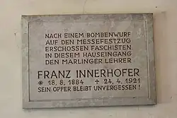 Die im Hausflur angebrachte Gedenktafel an den Mord an Franz Innerhofer.