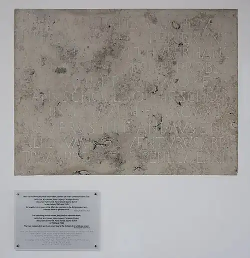 Gedenktafel im Lichthof, 2. Stock