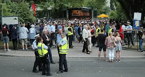 Bühne der Gedenkveranstaltung am 25.&nbsp;Jahrestag des Solinger Brandanschlags