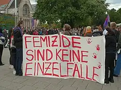 Gedenkveranstaltung auf dem hannoverschen Goseriedeplatz für eine getötete Frau, 2024[113]