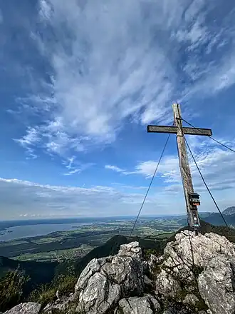 Gedererwand, Gipfelkreuz, mit Blick zum Chiemsee