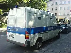 Gefangenenkraftwagen Mercedes-Benz Sprinter in neuer blau-weißer Farbgebung
