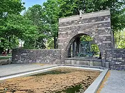 Ansicht mit Wasserbecken