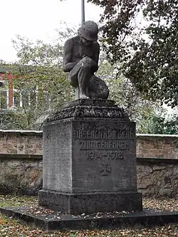 Gefallenendenkmal an der Kirche