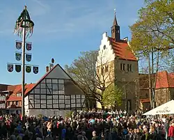 Lyra-Feier auf dem Marktplatz zum 1. Mai, links der Maibaum, 2023