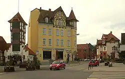 Ortsblick mit Türmchen, früherem Bahnhofsrestaurant und früherem Bahnhof