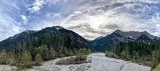 Kuchelbergkopf, links der Bildmitte vor der Kreuzspitze mit Schwarzenköpfel davor unterhalb, rechts Geierköpfe