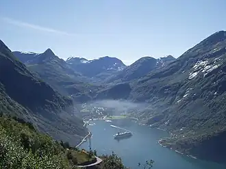 Blick auf Geiranger und den Dalsnibba (Bildmitte) von Nordwesten