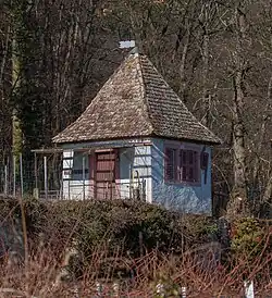 Überdauertes Gartenhäuschen