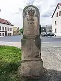 Ganzmeilenstein neben der Distanzsäule