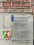 Denkmalplakette und städtische Informationstafel
