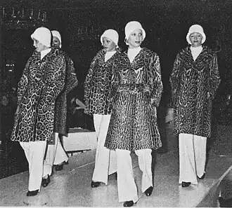 Jaguar-Mantel (links) und Jacke (Mitte) sowie Ozelotmäntel auf dem Laufsteg (1973)