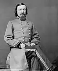 General George E. Pickett. Er trägt eine nicht vorschriftsmäßige Uniform mit selbst erstellten Ärmelaufschlägen und einer nicht vorgesehenen Dreifachknöpfung nach dem Muster für Generalmajore des US-Heeres.[300]
