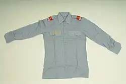 Langärmeliges, graues Uniformhemd der Gendarmerie