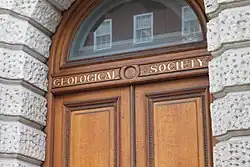 Foto einer Tür mit Schriftzug