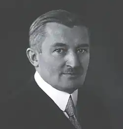 Gesicht ab Schulterblatt von vorn in schwarzweiß.