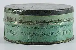 Faksimilierte Unterschrift Egestorffs auf der Banderole einer Blechdose der Zündhütchen-Fabrik von Georg Egestorff