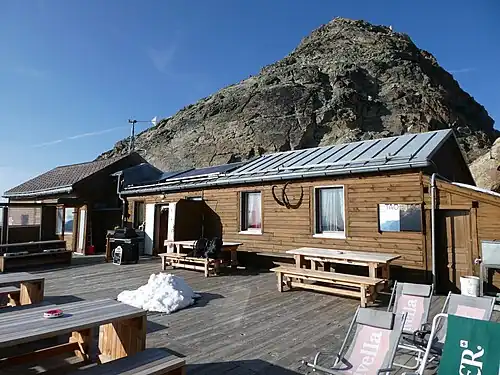 Sonnenterrasse der Georgys Hütte, im Hintergrund der Piz Languard.
