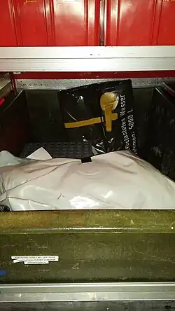 Wagen mit Einpersonen-Duschkabine und Zubehör